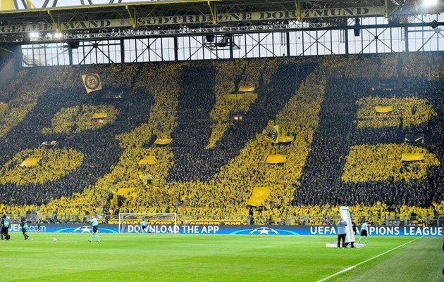 Chùm ảnh: Hành động đẹp của CĐV Dortmund sau khủng bố - Bóng Đá