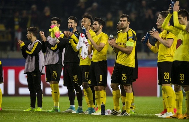 Chùm ảnh: Hành động đẹp của CĐV Dortmund sau khủng bố - Bóng Đá