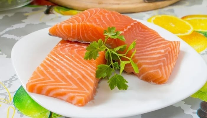 Cá hồi là nguồn omega-3 dồi dào, với hàm lượng DHA và EPA có thể lên tới khoảng 2,5 gram trên 100 gram thịt cá.