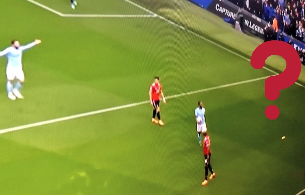 Đang thi đấu, Ashley Young bị fan City ném chuối - Bóng Đá