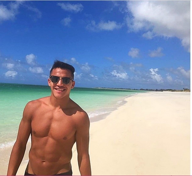 Sắp rời Arsenal, Sanchez 'du hí' trực thăng cùng bạn gái - Bóng Đá