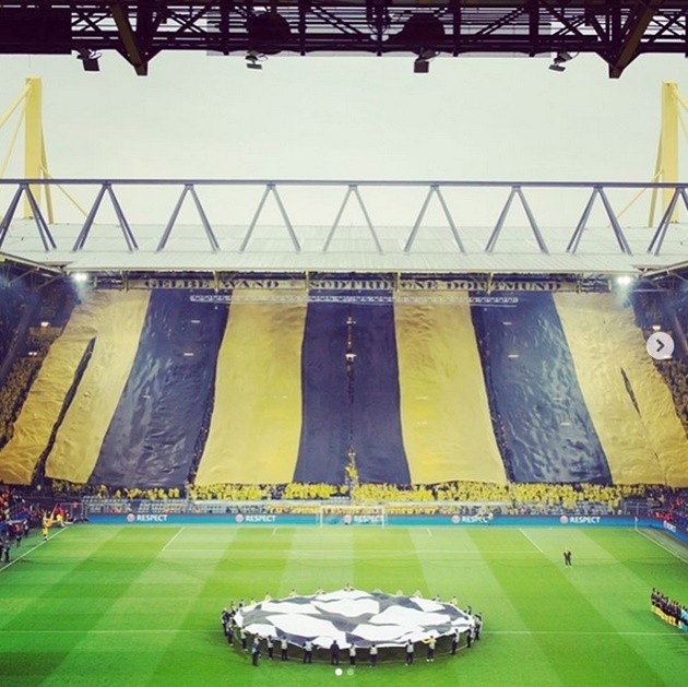 Chùm ảnh: Hành động đẹp của CĐV Dortmund sau khủng bố - Bóng Đá