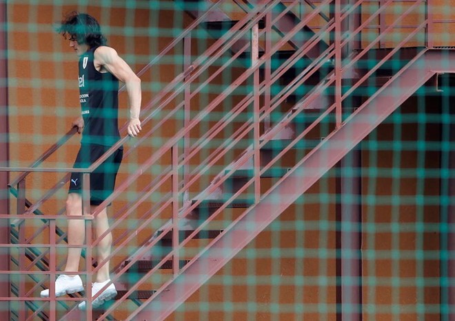 Cavani đi khập khiễng, dễ nghỉ đá trận gặp Pháp - Bóng Đá