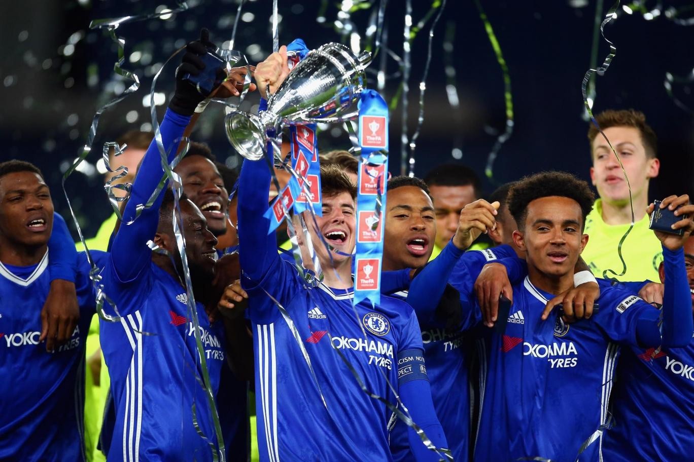 Chưa đầy một ngày, Chelsea đón 'song hỷ lâm môn' - Bóng Đá