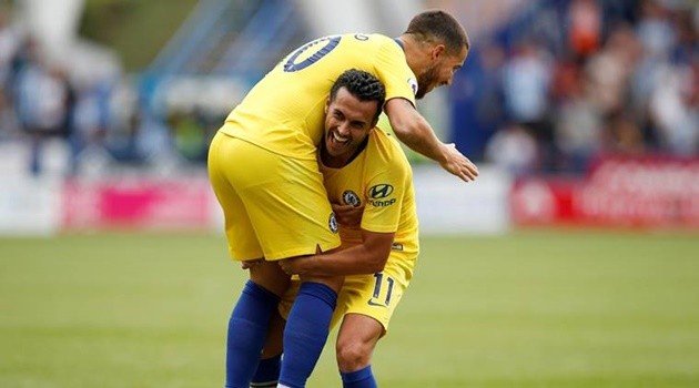 Ảnh Jorginho cười tít mắt sau pha rê bóng của Hazard - Bóng Đá