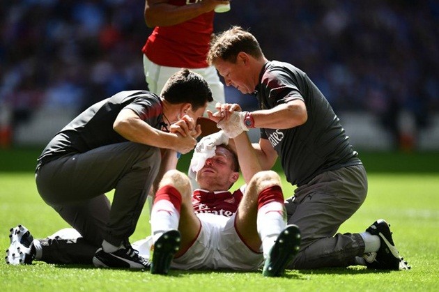 Va chạm đáng tiếc, Mertesacker đổ máu vì Chelsea - Bóng Đá