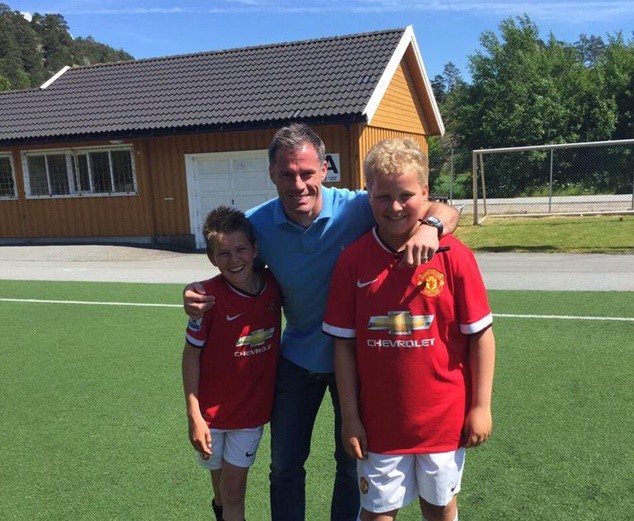 Neville thua độ Carragher, phải mặc áo Liverpool - Bóng Đá