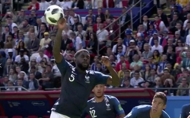 Varane phản ứng thế nào khi người đá cặp Umtiti dùng tay 