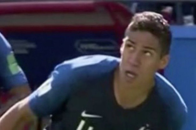 Varane phản ứng thế nào khi người đá cặp Umtiti dùng tay 