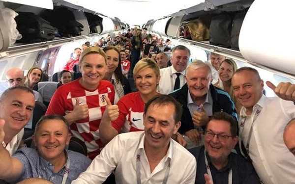 Cách đặc biệt mà nữ Tổng thống Croatia cổ vũ đội bóng nước nhà - Bóng Đá