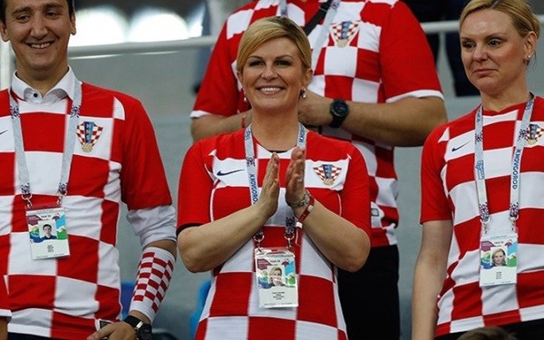 Cách đặc biệt mà nữ Tổng thống Croatia cổ vũ đội bóng nước nhà - Bóng Đá