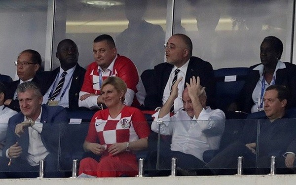 Cách đặc biệt mà nữ Tổng thống Croatia cổ vũ đội bóng nước nhà - Bóng Đá