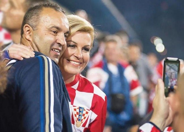 Cách đặc biệt mà nữ Tổng thống Croatia cổ vũ đội bóng nước nhà - Bóng Đá
