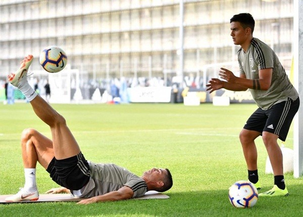 Higuain đấu Ronaldo và Serie A trở lại thời xưa cũ - Bóng Đá
