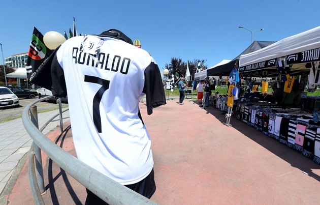 TIẾT LỘ số tiền chính xác Juve được hưởng từ việc bán áo đấu Ronaldo - Bóng Đá