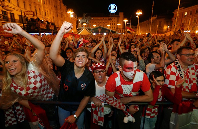 CĐV Croatia xuống đường ăn mừng chiến tích lịch sử - Bóng Đá