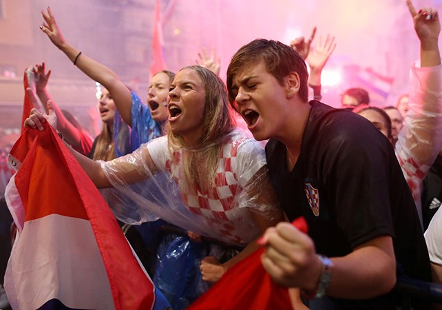 CĐV Croatia xuống đường ăn mừng chiến tích lịch sử - Bóng Đá