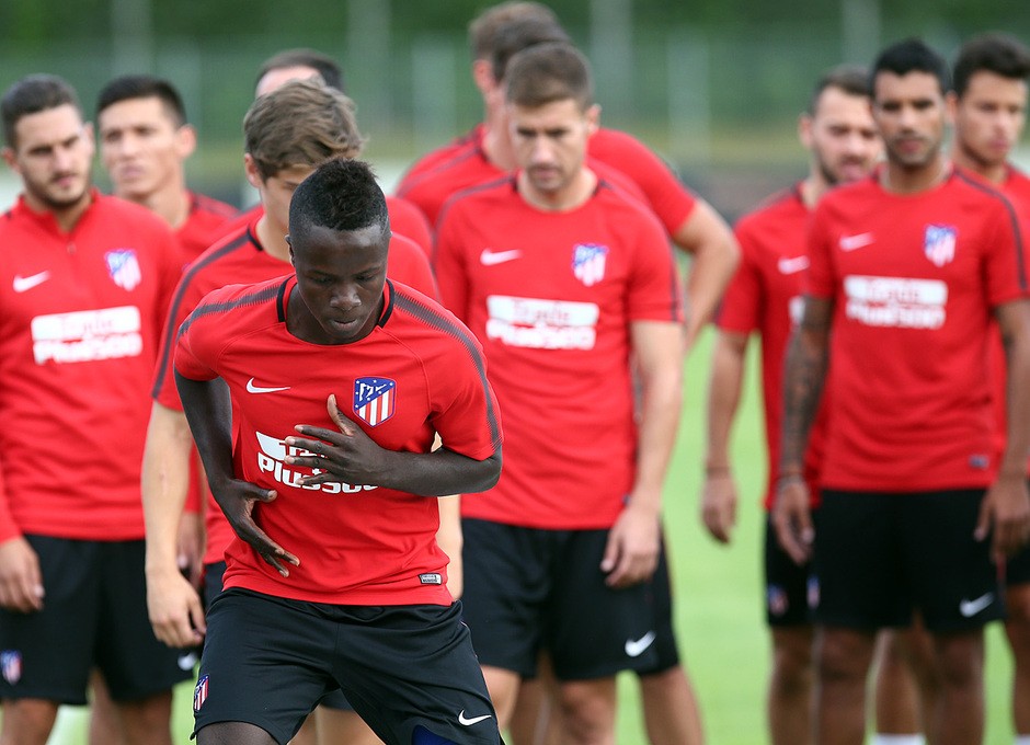 Griezmann tạo dáng 'nhí nhảnh' tại Munich - Bóng Đá