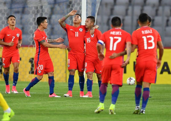 Ảnh sau trận Chile - Bóng Đá
