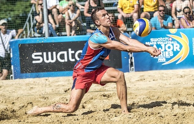 Ảnh Perisic chơi bóng chuyền - Bóng Đá