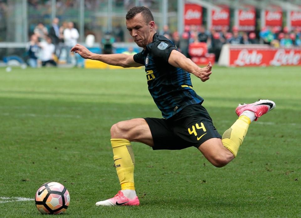 Ảnh Perisic chơi bóng chuyền - Bóng Đá