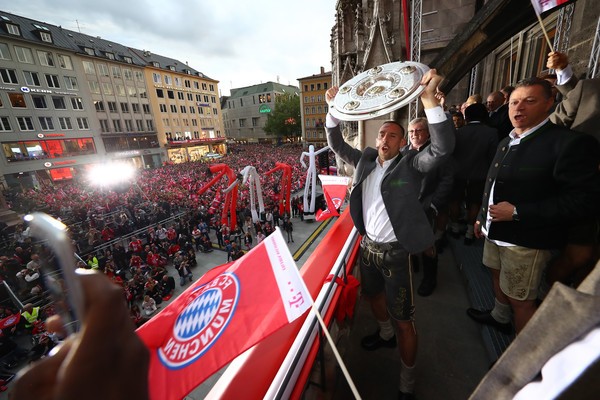 Chùm ảnh: Bayern ăn mừng ngôi vô địch tại quảng trường - Bóng Đá