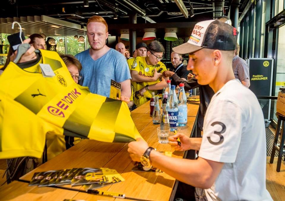Dortmund mở bán mẫu áo mới - Bóng Đá