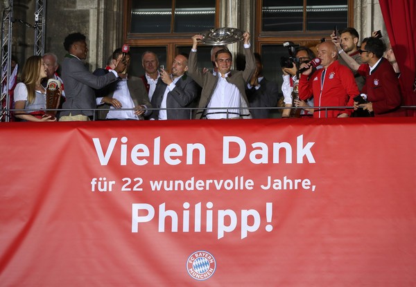 Chùm ảnh: Bayern ăn mừng ngôi vô địch tại quảng trường - Bóng Đá