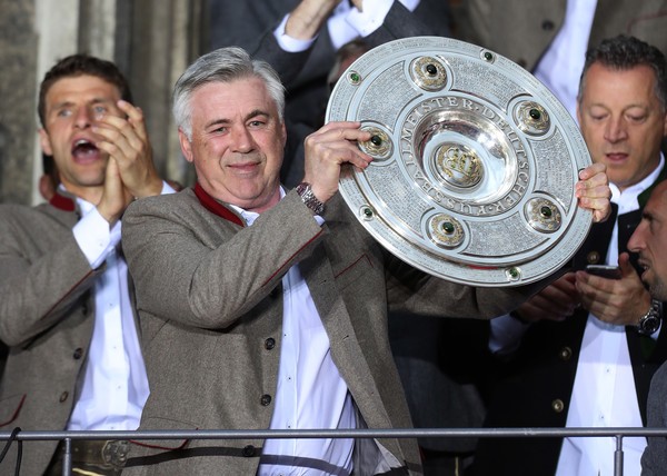 Chùm ảnh: Bayern ăn mừng ngôi vô địch tại quảng trường - Bóng Đá