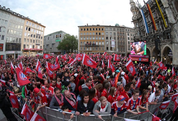 Chùm ảnh: Bayern ăn mừng ngôi vô địch tại quảng trường - Bóng Đá