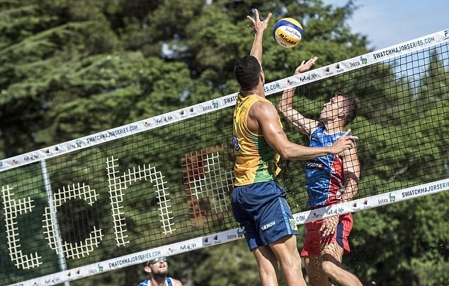 Ảnh Perisic chơi bóng chuyền - Bóng Đá