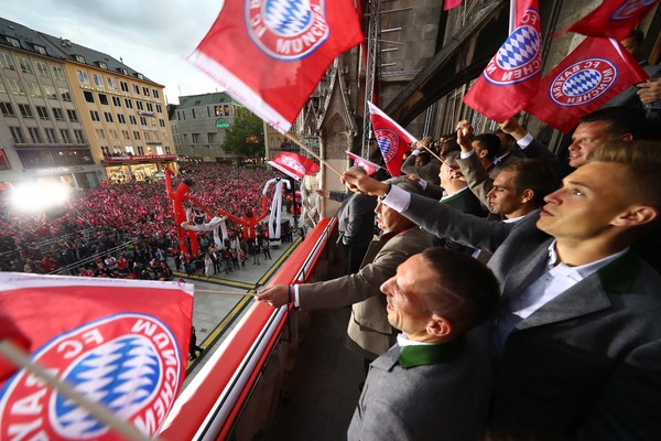 Chùm ảnh: Bayern ăn mừng ngôi vô địch tại quảng trường - Bóng Đá