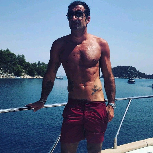 Vi vu Croatia, Figo khoe body săn chắc trên du thuyền - Bóng Đá