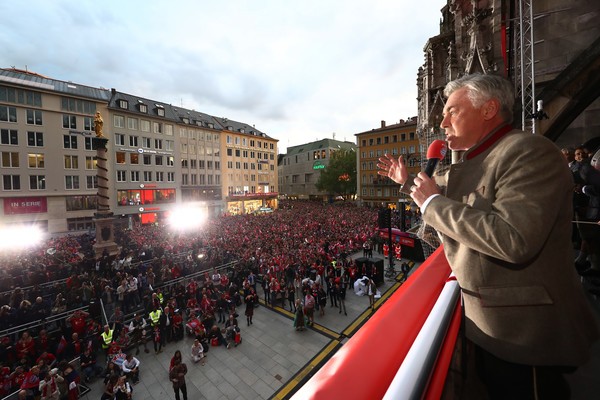 Chùm ảnh: Bayern ăn mừng ngôi vô địch tại quảng trường - Bóng Đá