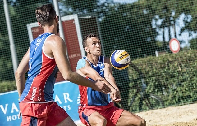Ảnh Perisic chơi bóng chuyền - Bóng Đá