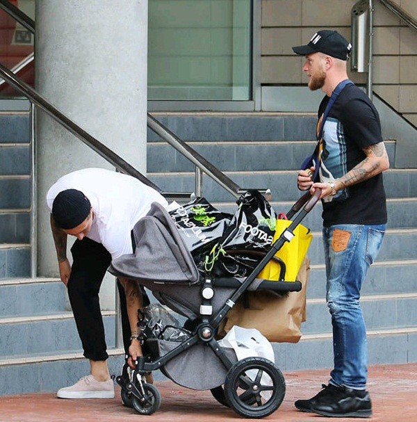 Lindelof dạo phố cùng cựu sao Man City - Bóng Đá