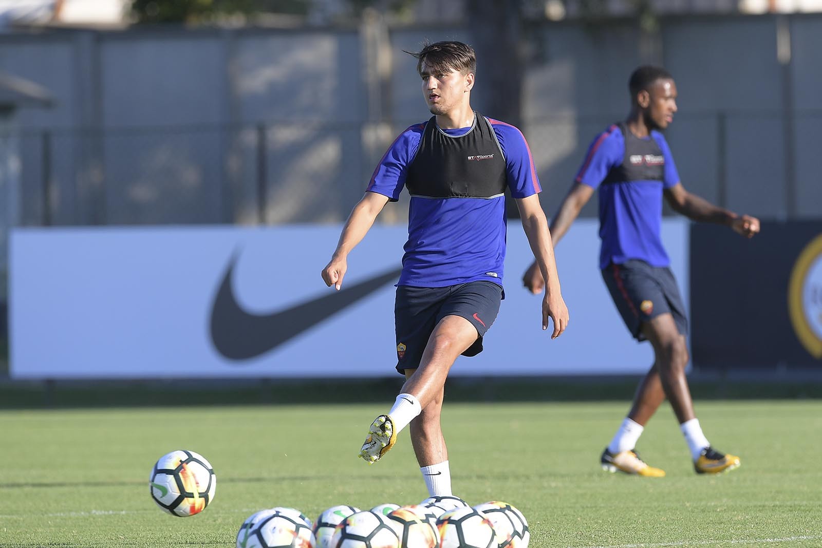 Roma bắt đầu hành trình 'vượt núi lớn' - Bóng Đá