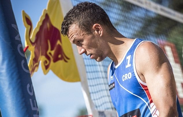 Ảnh Perisic chơi bóng chuyền - Bóng Đá