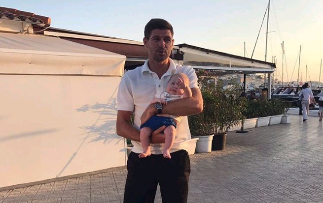 Ảnh Gerrard đi nghỉ mát - Bóng Đá