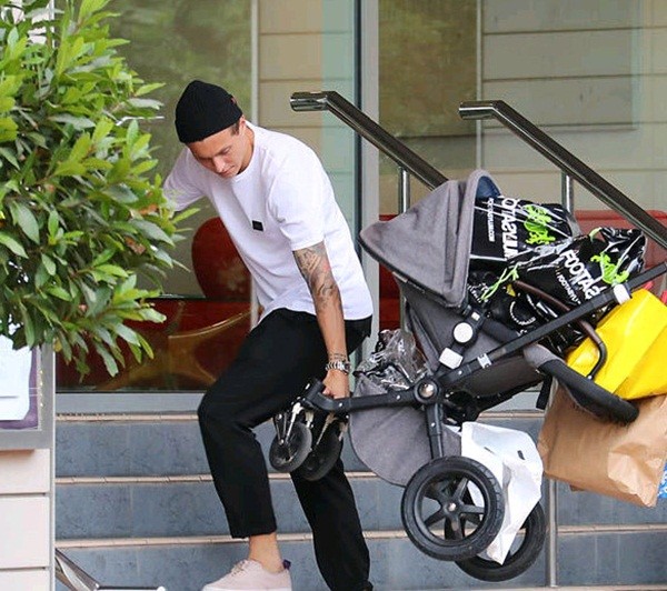 Lindelof dạo phố cùng cựu sao Man City - Bóng Đá