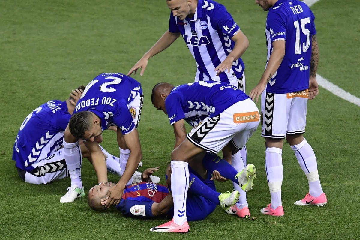Chùm ảnh: Đè bẹp Alaves, Barca có quà chia tay Enrique - Bóng Đá