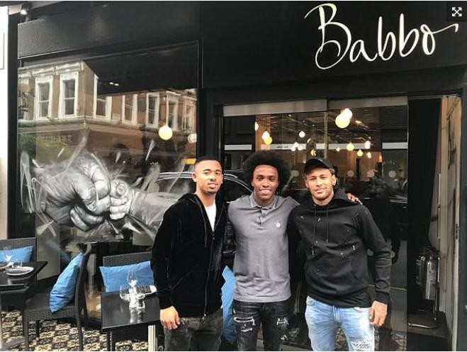 Neymar tranh thủ ngày 'xả trại' thăm quán ăn của Willian - Bóng Đá