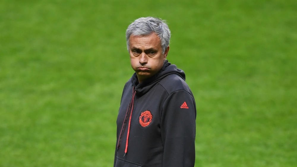Góc chiến thuật: Mourinho và hiểm họa 'quy tắc 2 giây' - Bóng Đá