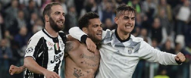Higuain vô tình tiết lộ tương lai của Dani Alves - Bóng Đá