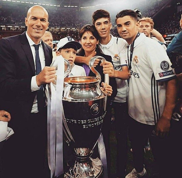 Zidane 'quẩy' tưng bừng cùng gia đình ở Ibiza - Bóng Đá
