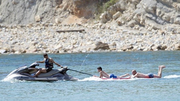 Zidane 'quẩy' tưng bừng cùng gia đình ở Ibiza - Bóng Đá