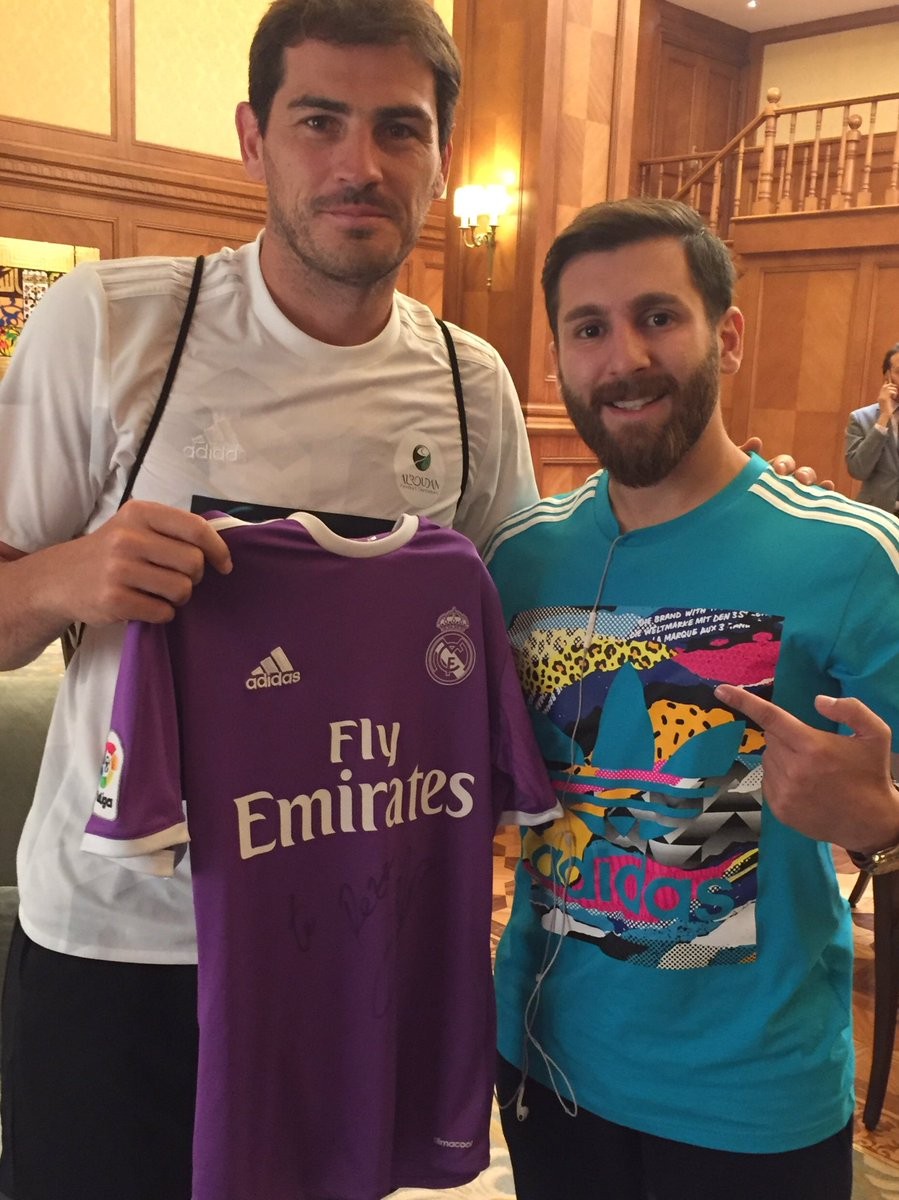 Từng đối mặt nhiều lần, Iker Casillas vẫn nhận nhầm Messi - Bóng Đá