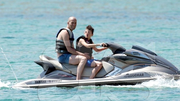 Zidane 'quẩy' tưng bừng cùng gia đình ở Ibiza - Bóng Đá