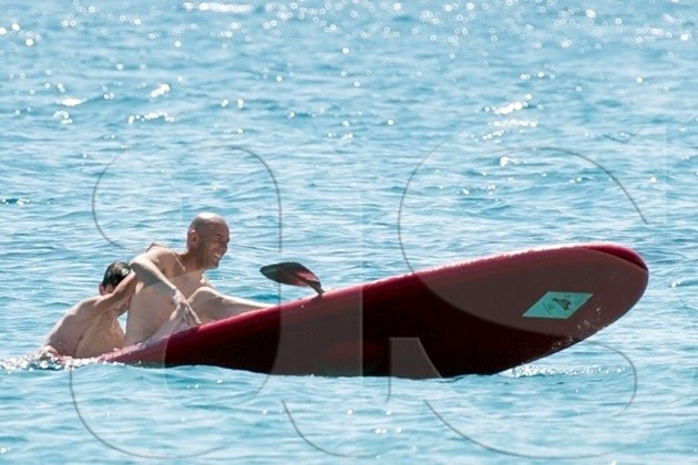 Zidane 'quẩy' tưng bừng cùng gia đình ở Ibiza - Bóng Đá