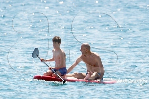 Zidane 'quẩy' tưng bừng cùng gia đình ở Ibiza - Bóng Đá